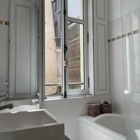 Bright - Old Renovated Building Apartament