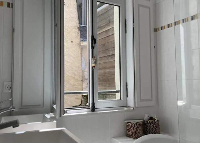 Bright - Old Renovated Building Appartement